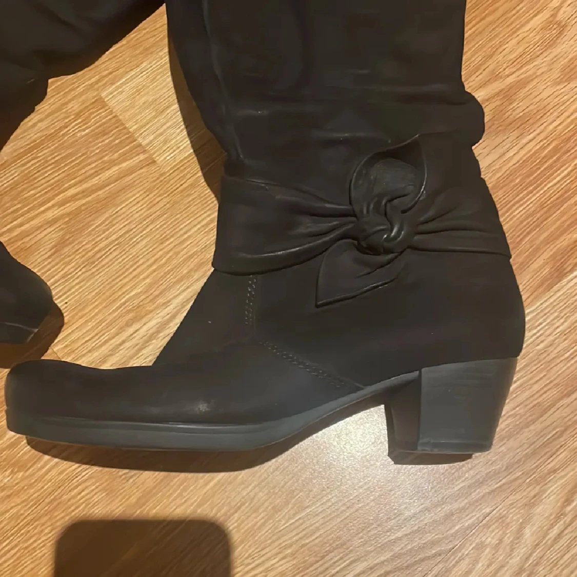 Svarta stövlar med rosettdetalj - 1