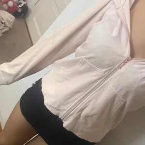 Ljusrosa hoodie med dragkedja - Söt ljusrosa hoodie med huva och hel dragkedja framtill. Tröjan har två stora fickor och är i mjukt, mysigt material. Perfekt för chill dagar eller när du vill ha en enkel och stilren look. Storlek L men passar även S o M 💕💕pris kan diskuteras