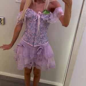 Rapunzel Halloween kostym  - Korsetten är i storlek xs/s och kjolen xs, endast använda en gång💞Du får med kronan och en hårklämma som föreställer Pascal som du kan sätta på korsetten! Korsetten är slutsåld i xs/s på shein så passa på!✨Allt är köpt för 370 kr