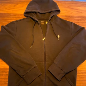 Ralph Lauren Zip Hoodie Svart - Stilren och snygg zip Hoodie från Ralph Lauren || Storlek M || Fint skick.