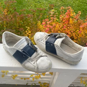 Valentino Garavani Open sneakers vit/blå - Då var de dags att sälja dessa använda men även snygga skor | Storlek 42 men‼️sitter större (42,5 - 43) | Skorna har som sagt tecken på användning men har mycket kvar att ge | Bara att höra av dig vid minsta fundering😁😁Priset går att diskutera vid snabb affär‼️