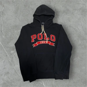 Ralph Lauren Hoodie Mörkblå - 📍Storlek:L  💪🏽Skick:Ny utan prislapp   📐Mått:Längd:67cm:Axelbredd:52cm  📎Material:87%Bomull:13%Polyester  📦Skickar alltid inom 24h  💸Köp fler plagg för att få billigare pris  ✅Äkthetsgaranti