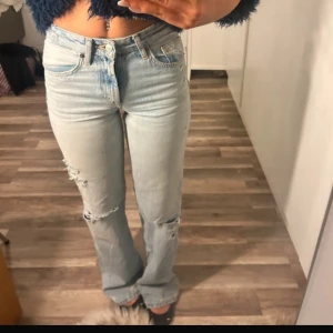 Ljusblå jeans  - Ljusblå jeans med hål. Olika slitningar både på framsidan och baksidan. Skit snygga men köpte fel storlek 