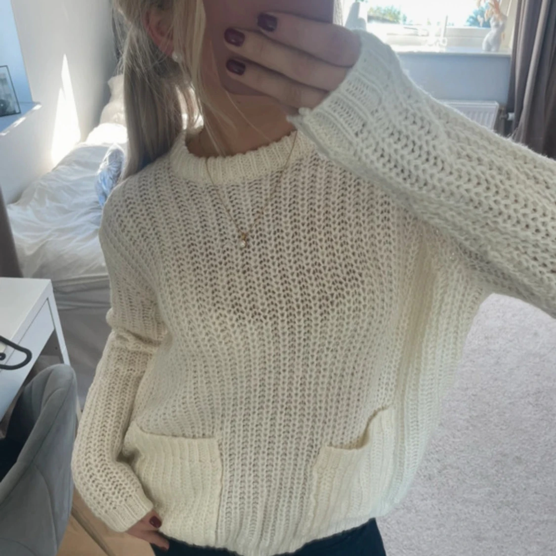 Vit stickad tröja med fickor
