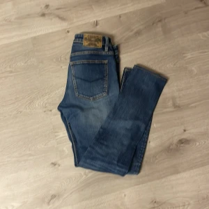 Crocker jeans - Säljer ett par klassiska Levi's 511, fem fickor och ikonisk läderpatch bak i midjan. Perfekta för dig som gillar en tidlös look med lite edge.
