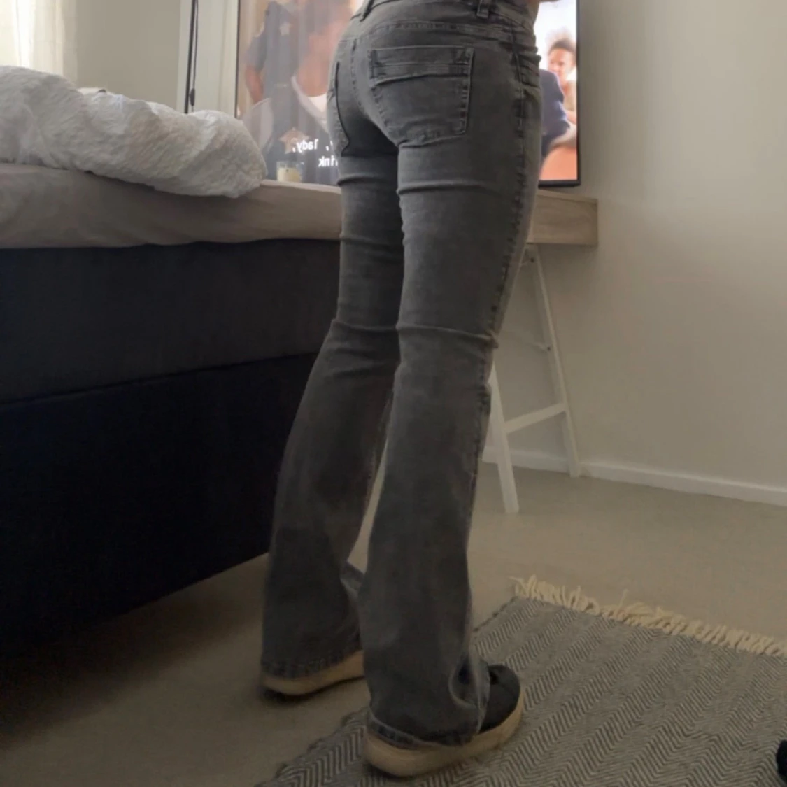 Grå bootcut jeans med låg midja - 1