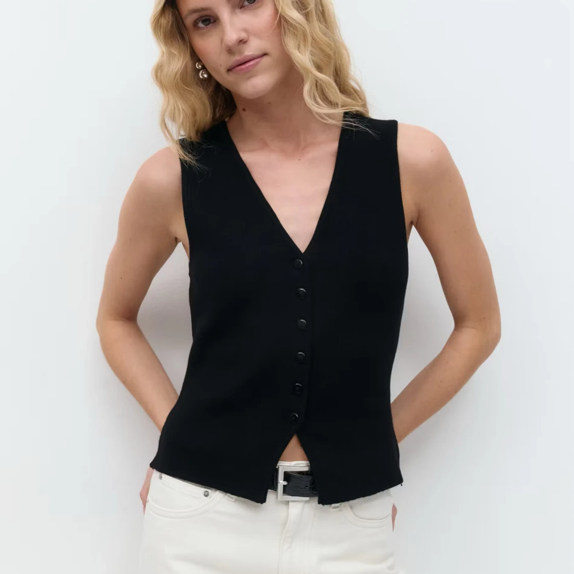 Svart stickad väst från Gina Tricot