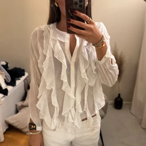 Blus - Vit genomskinande skjorta med volanger🤍