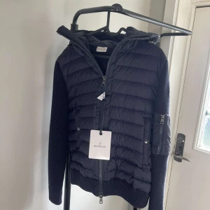  Navy blå Moncler cardigan  - Navy blå moncler cardigan använd men i bra skick, storlek Medium men passar Small, NFC funkar och jätte bra kvalite, Priset kan diskuteras. Prislappen kan följas med om man vill men dom sitter inte på jackan just nu, och det finns ingen förpackning då jag slängt allt. 