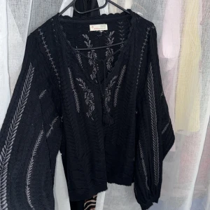 Svart broderad blus från Odd Molly - ( ONESIZED ) Svart blus från Odd Molly med v-ringning och knytband framtill. ( endast använd EN gång ) 