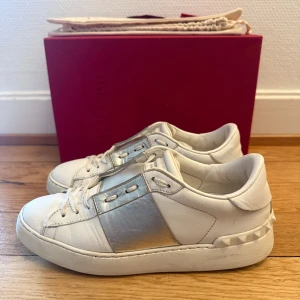 Valentino open sneakers  - Säljer nu dessa fina valentino skor | Fint skick | Storlek 38 | Kommer med box,dustbag,valentino kort | Hör gärna av er vid frågor eller funderingar 
