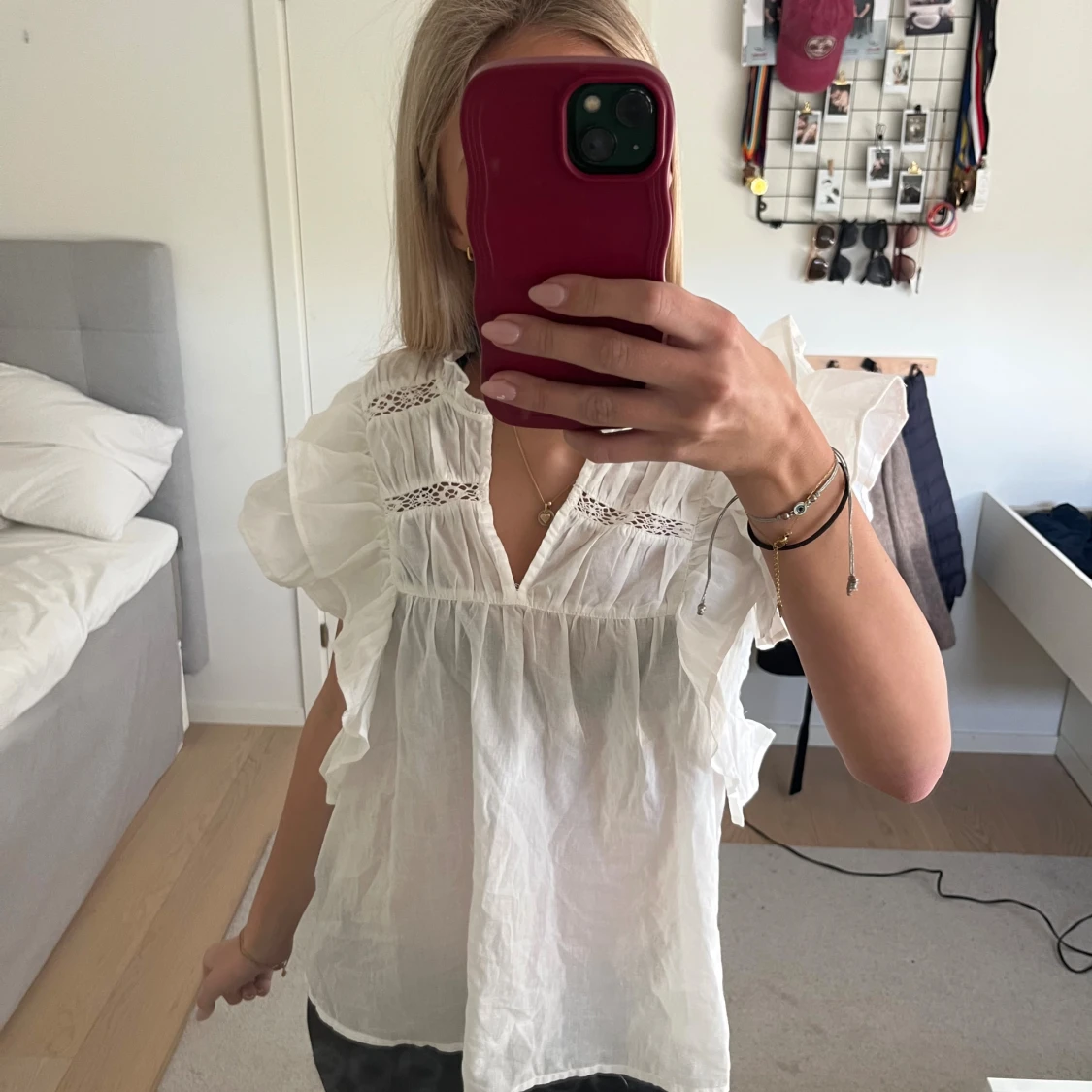 Vit blus med volanger från ONLY