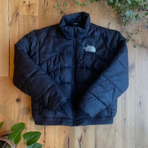 The North Face puffer jacka - Säljer dennq The North Face puffer jackan då den inte passar mig. Har använts väldigt sparsamt och har inga defekter. Skick 10/10. Ny pris är: 1500kr. Pris är ej spikat i sten vid snabb affär. Skriv gärna vid fler funderingar / bilder. 😁
