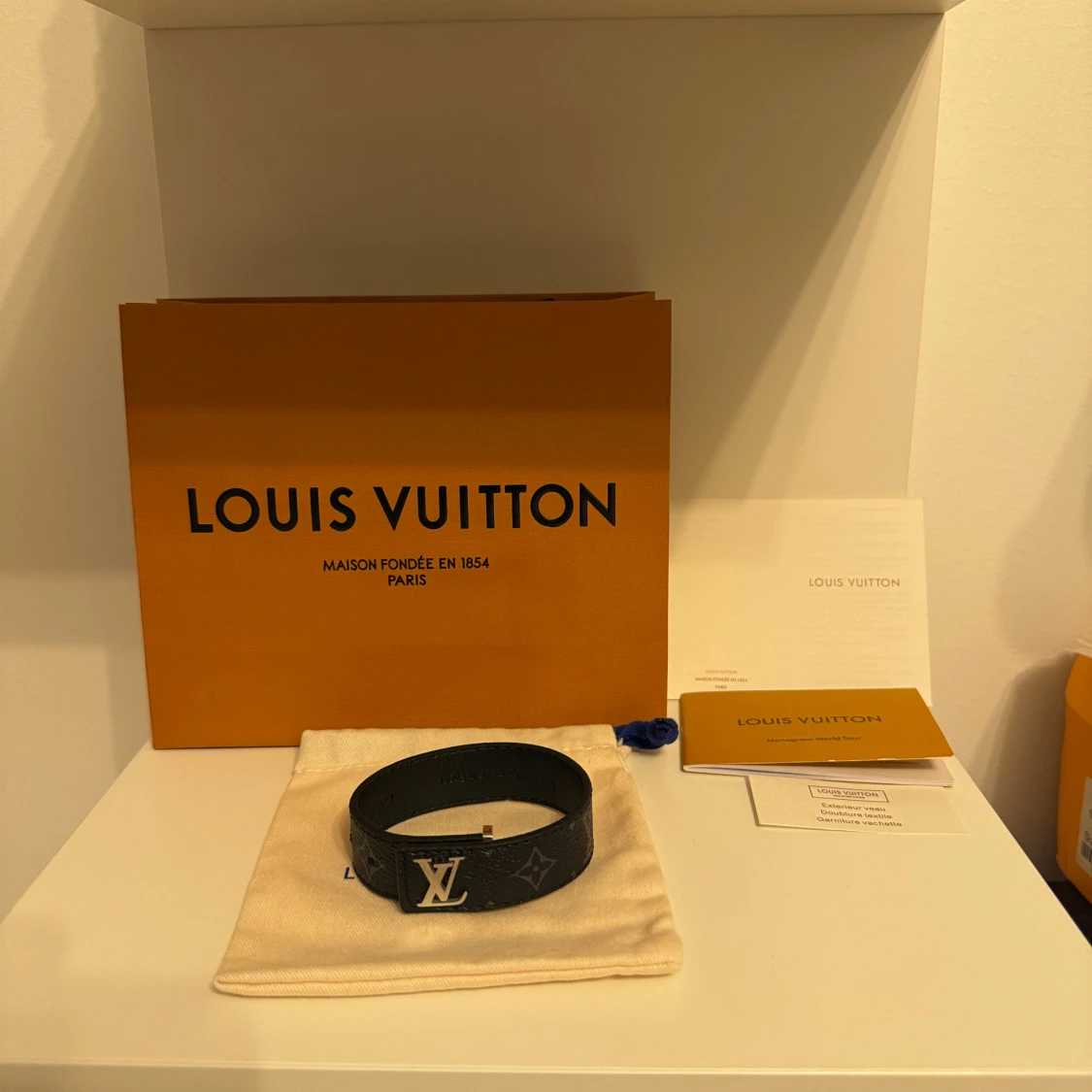 Svart L och v armband med monogram - 1