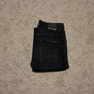 Nudie grim tim - Snygga nudie grim tim jeans I storlek W30 L34 men skulle säga att dem passar mer som W29 L30-L32. Har en liten slitning vid vänsta fickan men kan ses som en smakgrej✌️ därav priset,  skriv vid minsta lilla fråga🍂
