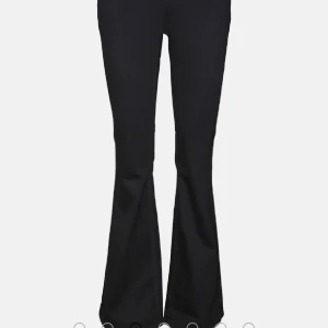 Svarta bootcut byxor - Snygga svarta byxor med bootcut passform och utsvängda ben. Aldrig använda och väldigt populära och slutsåld😝