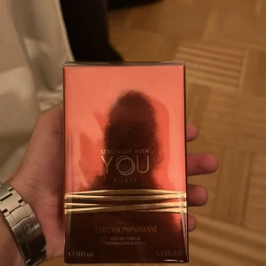 Stronger With You Amber 100ml - Upptäck Emporio Armanis senaste doft Stronger With You Amber i 100 ml. En exklusiv Eau de Parfum med stilren design, perfekt för dig som vill sticka ut. Innehållet finns på fragrantica.                             Tillverkad i Frankrike.