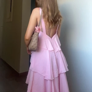 Klänning från Vero Moda  - Superfin lång volangklänning från Vero Moda i storlek XS. Köptes denna sommaren men endast använd en gång, nypris är 1199kr