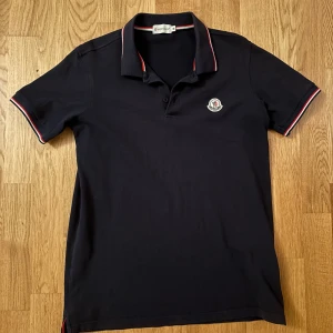 Moncler piké - Skön moncler piké, slimfit sitter riktigt nice. Riktigt fet hela året runt, skriv gärna om frågor👍👍