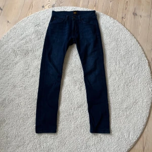 Lee jeans  - Snygga mörkblå jeans från Lee i modellen Luke. raka ben och normal passform