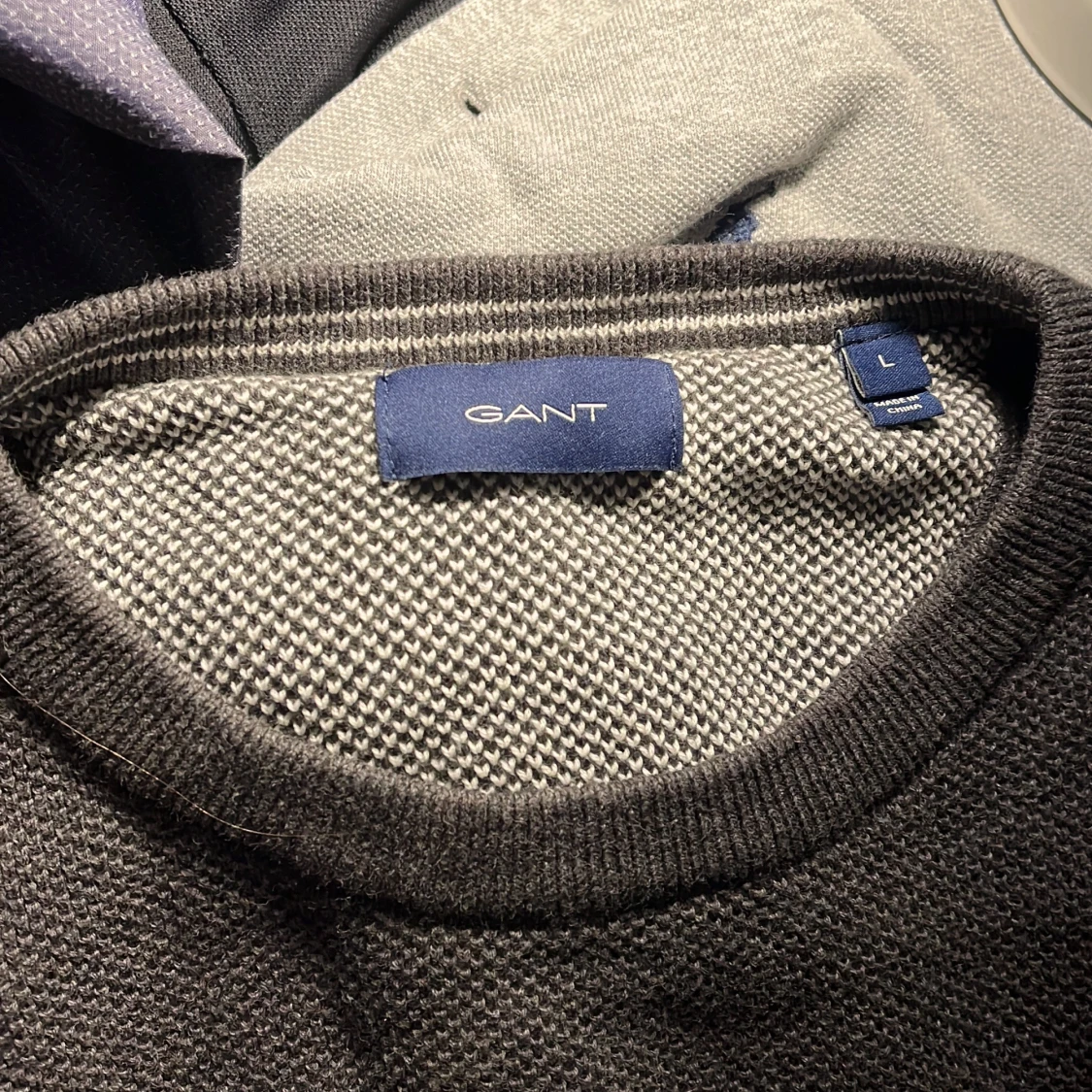Grå stickad GANT tröja - 2