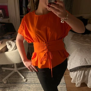 Hm tröja  - Supersnygg tröja från hm med snörning i midjan! 