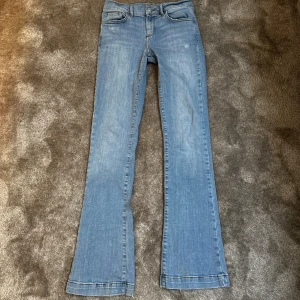 Ljusblå bootcut jeans från LTB - Snygga ljusblå jeans från LTB med klassisk femficksdesign och bootcut-ben. Perfekta för dig som gillar en avslappnad men trendig look.🤍Säljer då de är lite för stora för mig, nypris 799kr. 💕