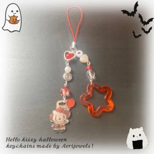 Hello Kitty halloween keychain  - 100% handgjord av mig! Kontakta gärna innan du trycker på köp nu, ifall den har blivit såld på en annan app💕