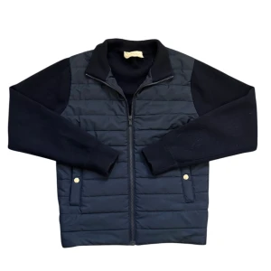 Sayless cardigan  - Sayless cardigan i marinblå storlek s men sitter som xs