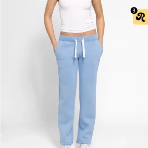 Ljusblå russemerch byxor - Ljusblå russemerch byxor med vit snörning i midjan och raka ben. Säljer då de ör för stora men i bra skick 💕Nypris: 499