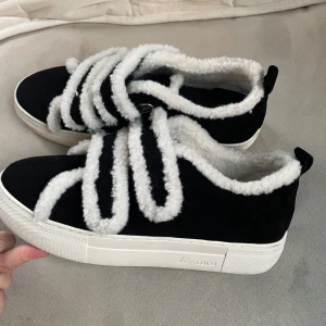 Svarta sneakers Scorett,  KCobler Anaheim teddy, 39 - Använda 1 gång så är perfekt julklapp då de inte syns att de är använda, slutsålda med nypris på 1400kr