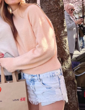 Orange/peach stickad tröja  - Jätte snygg stickad tröja från other storys som tyvärr inte kommer till användning, knappt använd så inga defekter 💗