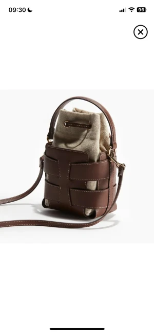 Brun bucketväska  - Den slutsålda bucketväskan från hm. Näst intill oanvänd🥰