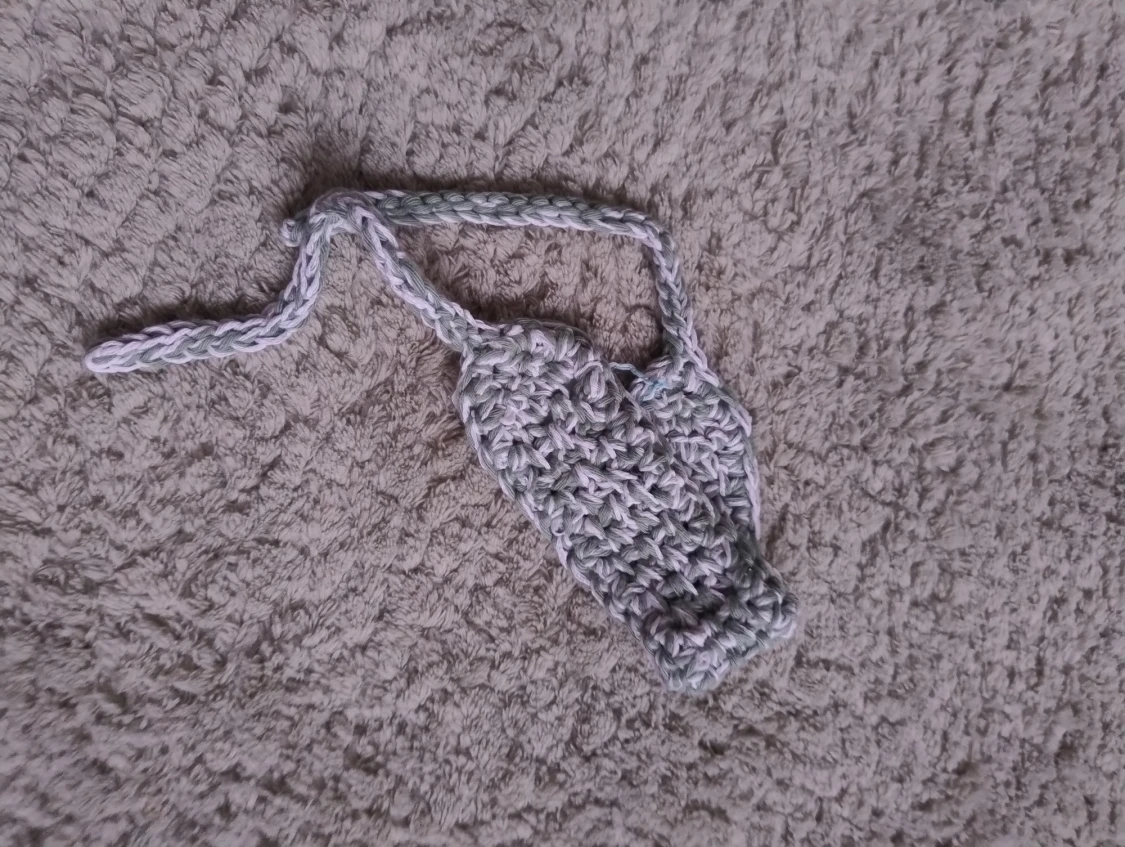 Handgjort virkat hårband i grönt och vitt