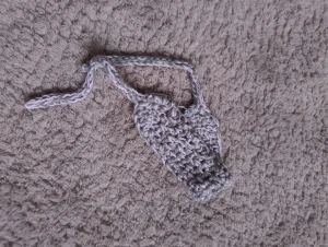 Handgjort virkat hårband i grönt och vitt - Snyggt virkat hårband i grönt och vitt garn som jag gjort själv. Hårbandet har knytband som gör det enkelt att justera efter huvudets storlek. Perfekt för att ge din look en chill och personlig touch. Passar dig som gillar unika accessoarer.