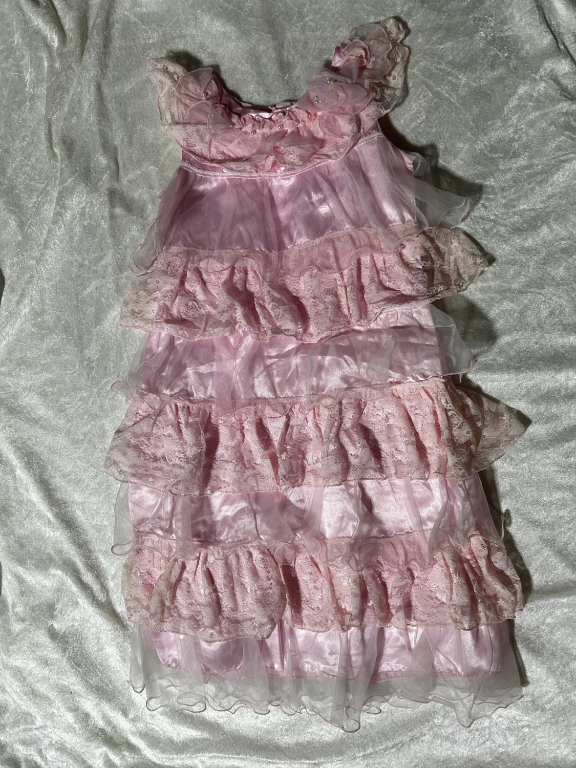 Barn Rosa volangklänning med spets och pärlor