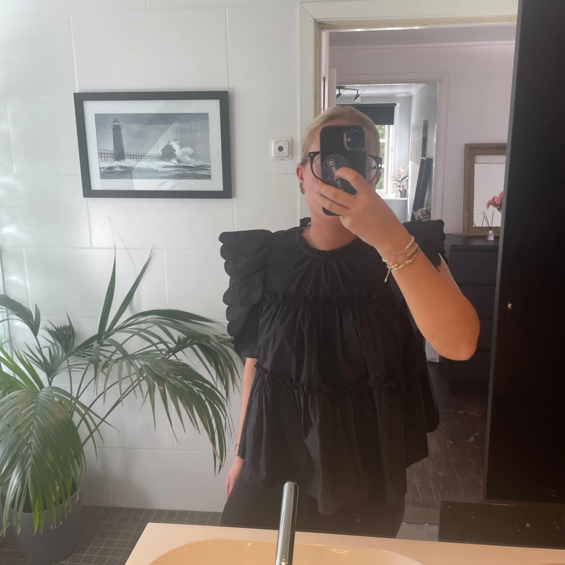 Svart volangblus med puffärm - 1