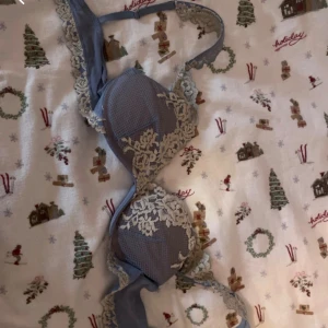 Intimissimi bh - Ljusblå intimissimi bh i superbra skick knappt andvänd. Storlek 70b men passar 70a bra 