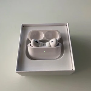 AirPods Pro - Säljer ett par AirPods Pro i mycket fint skick, komplett med originalförpackning, extra öronkuddar och laddningskabel. Hörlurarna är trådlösa och har aktiv brusreducering. Inga synliga repor eller skador, ser ut som nya och fungerar utmärkt.