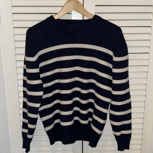 Randig sweater - Snygg mörkblå stickad tröja från  Pull and Bear storlek S. Tröjan är i utmärkt skick och har inga defekter!🤩‼️Vid funderingar är det bara att höra av sig📲📲