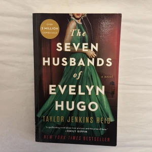 The Seven Husbands of Evelyn Hugo - En New York Times-bestseller om glamour, kärlek och hemligheter. Perfekt för dig som gillar spännande berättelser om kändisskap och relationer. Boken har sålt över 2 miljoner exemplar och är en favorit bland unga vuxna.