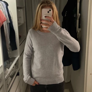 Ljusgrå stickad tröja från VILA - Suuuper fin tröja❣️ passar med vad som helst☺️ wooowwii😊❤️