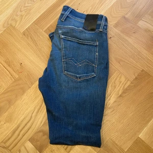 Replay jeans  - Riktigt bra REPLAY ANBASS jeans som har en blå färg och har bra passform. Den har även jättesnygga fades och inga vidare defekter. Storleken är W32 och L30 men byxorna är 100 cm långa och 37 cm i midjan så passar dem väldigt bra till L32 med. Byxorna är i mycket bra skick och har en bra passform. 