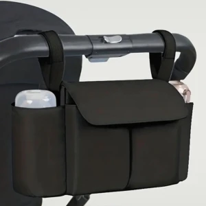 Svart axelväska/ vagn väska med fickor - Praktisk svart vagnväska med flera yttre fickor, perfekt för att organisera småsaker. Väskan har en enkel, stilren design och fästs smidigt med remmar. Tillverkad i slitstark polyester som tål vardagens äventyr.