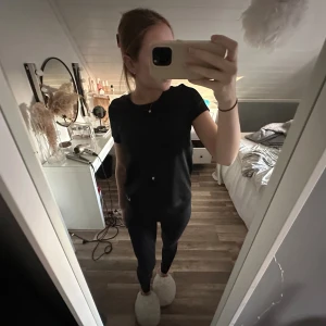 Svart träningströja  - Säljer en svart träningströja  från Nike med den klassiska vita swoosh-loggan längst ner på tröjan. Använd fåtals gånger! Den är väldigt luftig