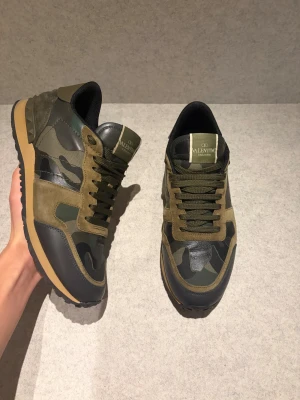 Valentino rockrunners  - Feta rockrunners perfekta nu när det blir kallare skorna är i iprincip nytt skick tyvär kommer inget og med bara att höra av dig vid frågor 