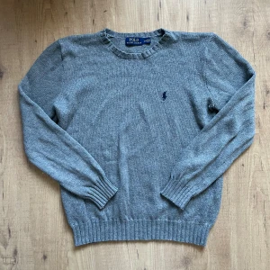Ralph Lauren stickad tröja - Fint skick Storlek S, normal i passform Hör gärna av er om ni funderar på något🙌