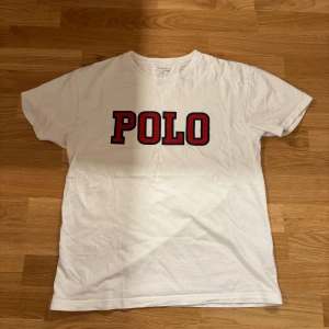 Vit POLO t-shirt från Ralph Lauren - T shirten är i extremt bra skick med inga tecken på slitage. Sitter bra i storleken.                                            Nypris=ungefär 1300kr