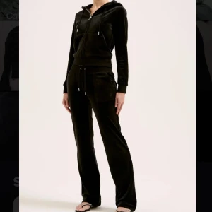 Svart velour set juicy couture  - Nypris 2000. Överdel M Nederdel M. I fint skick.