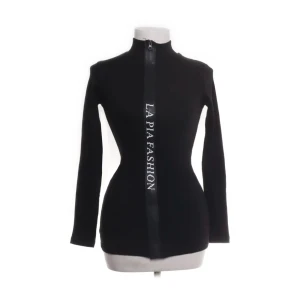 figursydd ziptröja - tröja med dragkedja i storlek s från la pia. designen på dragkedjan gör så att den inte går hela vägen ner. använd ”köp nu”. 17/11-2025